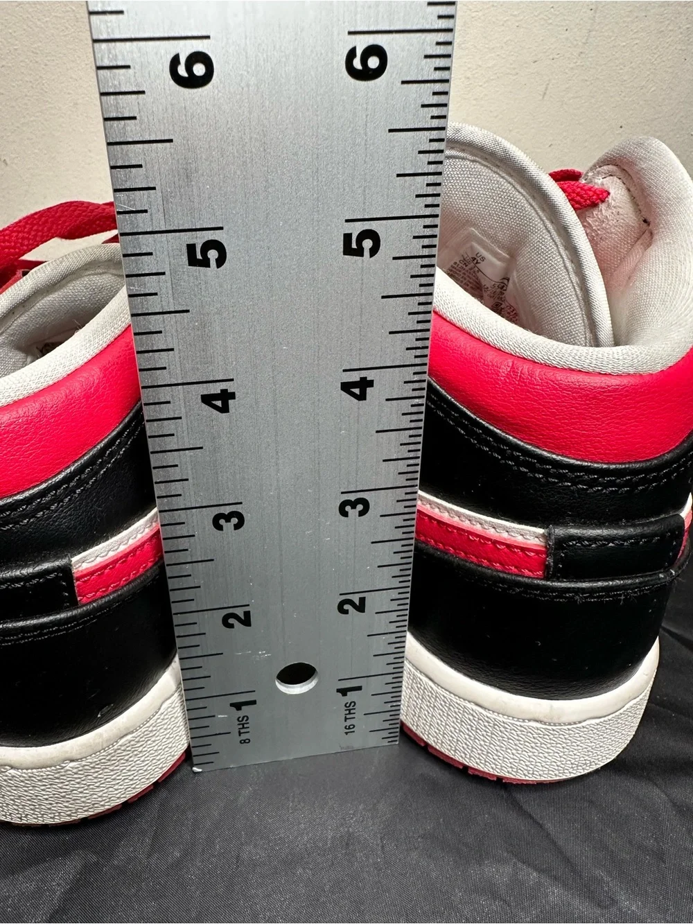 AIR JORDAN 1 MID (GS) BLACK / VERY BERRY - WHITE BIG KIDS 554725-016 SIZE 4Y
